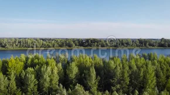 空中射击有河流和蓝天的夏季景观美丽的溢出在河谷密西西比河景观视频的预览图