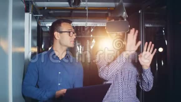 程序员在服务器机房使用VR设备关闭视频的预览图