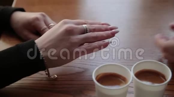 这家伙把他的女朋友放在咖啡馆的手指结婚戒指上视频的预览图