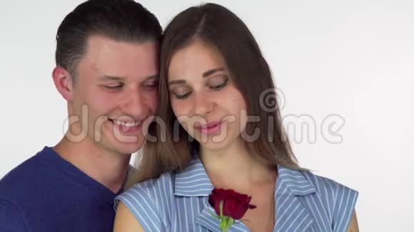 漂亮的女人闻着她男朋友送给她的玫瑰视频的预览图