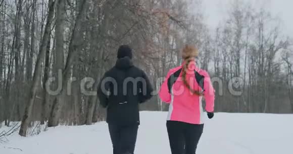 快乐的年轻夫妇结婚了在公园里晨跑和晚跑视频的预览图