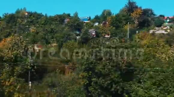 一个小村庄的景观从火车上拍摄视频的预览图