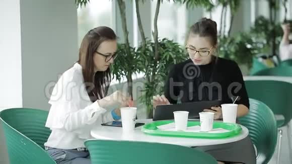 两个商务女性在自助餐厅喝咖啡讨论商务问题视频的预览图