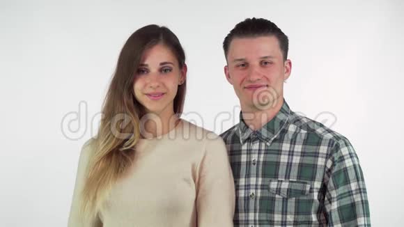 幸福的年轻情侣对着镜头微笑竖起大拇指视频的预览图