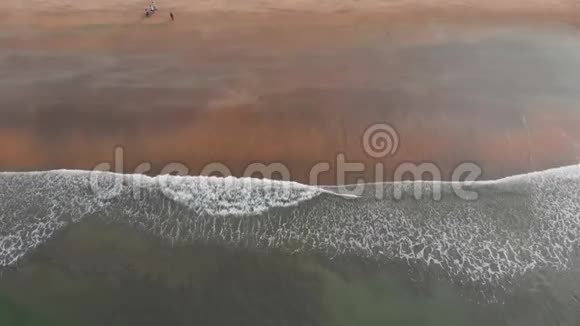 从Arambol海滩的无人机上用潮汐波拍摄果阿州印度视频的预览图