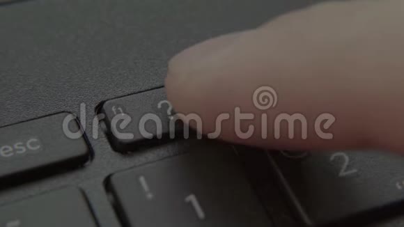 手指按下按钮吗在键盘上视频的预览图