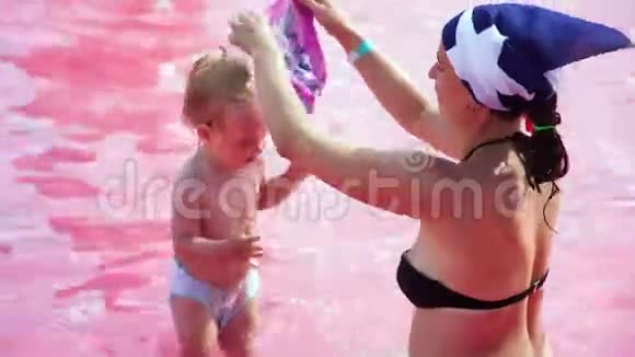 宝贝和妈妈在游泳池里玩视频的预览图