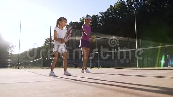 运动女孩在与她的女教练的训练中击球入网视频的预览图