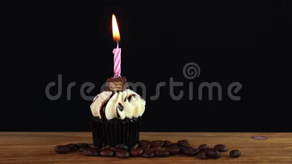 带有蜡烛和咖啡豆的美味黄油蛋糕视频的预览图