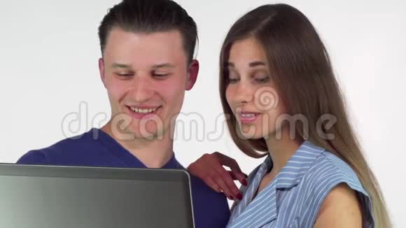 快乐的一对夫妇一起使用笔记本电脑开心地笑着视频的预览图