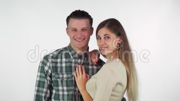 可爱的幸福夫妇拥抱在一起梦幻般地眺望视频的预览图