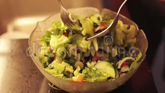 新鲜蔬菜沙拉的特写厨师把食物混合在一起视频的预览图