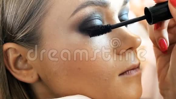 专业化妆师涂睫毛膏画模眼睛眉毛的4k特写视频视频的预览图