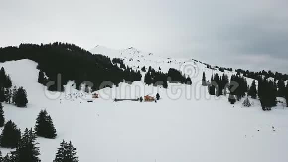 美丽的冬季空中飞行飞越山区在雪山上滑雪神秘的瑞士的贫民窟视频的预览图