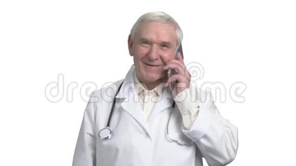 英俊的老医生和他的一个病人通电话视频的预览图