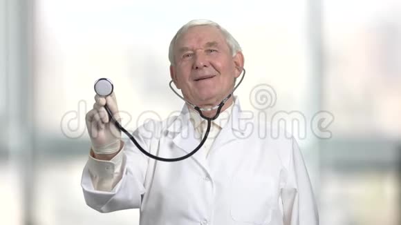 老人用听诊器检查您的健康正面视图视频的预览图