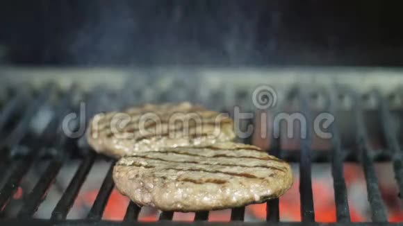 汉堡派特斯正准备在乔斯珀烤架举办一个节日周末的烧烤聚会视频的预览图