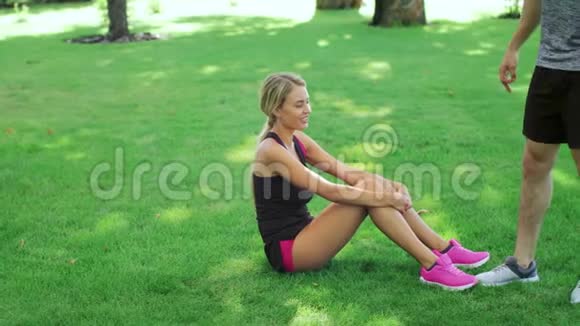 运动夫妇在锻炼训练后在夏季公园休息年轻人视频的预览图