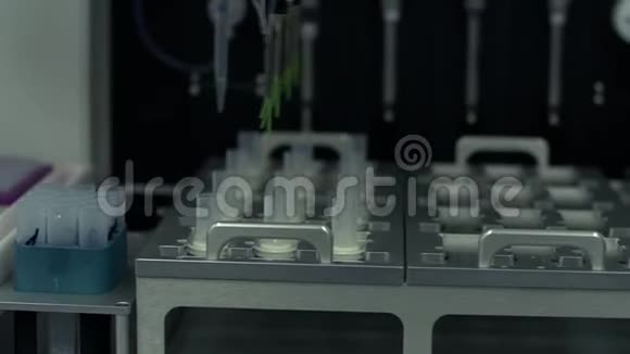 新化工实验室的电子设备医疗研究所的自动化设备操作视频的预览图