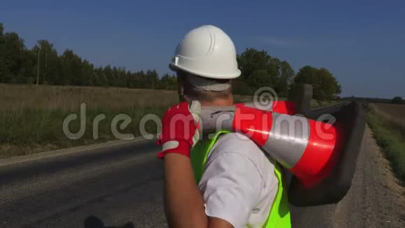 有两个交通锥等待公路的道路工人视频的预览图