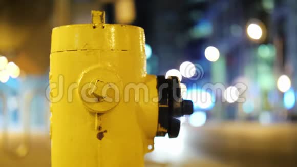 夜城黄色消防栓加拿大多伦多4K视频视频的预览图