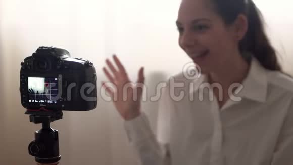 有魅力的白种人女性著名博客作者正在用相机回家为她的在线博客录制视频视频的预览图