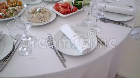 餐厅提供餐桌视频的预览图