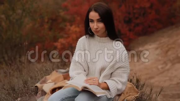 坐在秋林中的女子读书视频的预览图