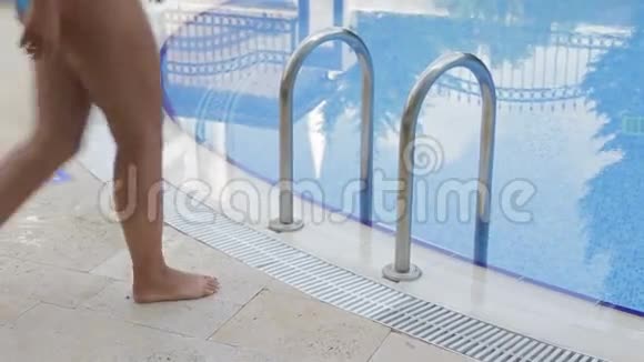 一个女人进入游泳池视频的预览图