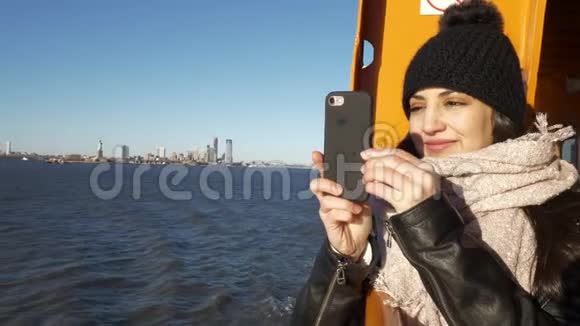 纽约游客可以乘坐渡船在哈德逊河上游览视频的预览图
