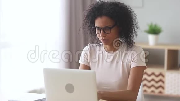 劳累过度的非洲人在电脑工作后感到眼睛疲劳视频的预览图