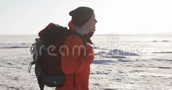 人类旅行者正在山上一个积雪覆盖的地区行走视频的预览图