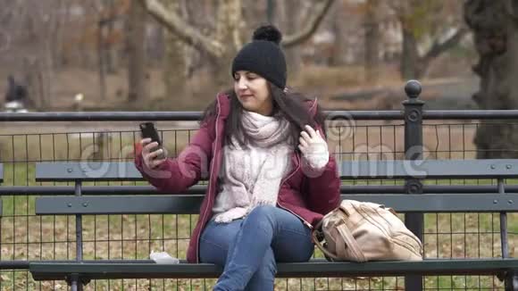 在中央公园的长凳上放松时自拍视频的预览图