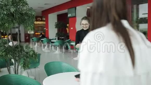 两个商务女性在自助餐厅讨论商务问题视频的预览图
