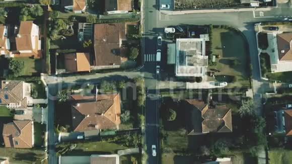 地中海别墅的空中俯视图屋顶有瓷砖倾斜视频的预览图