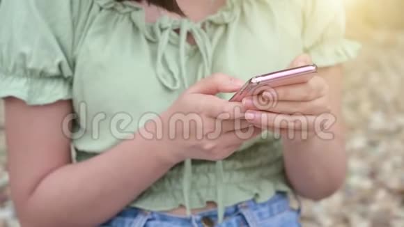妇女在网上玩手机与人交流视频的预览图