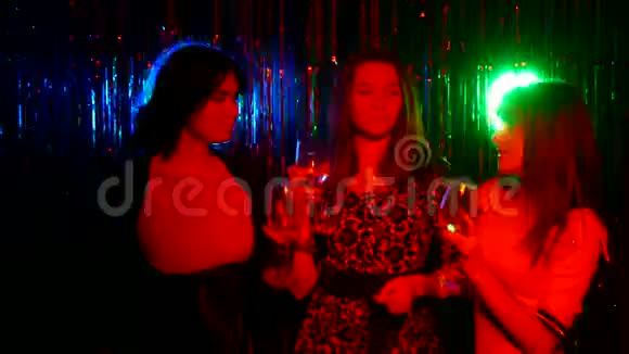 在圣诞晚会上女孩们端着酒杯站着视频的预览图