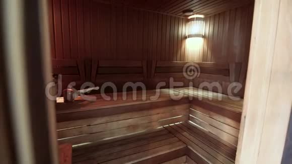 温泉中心的俄罗斯木制桑拿浴室视频的预览图