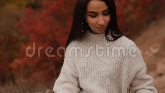 坐在秋林中的女子读书视频的预览图