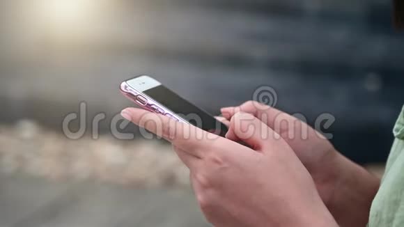 妇女在网上玩手机与人交流视频的预览图