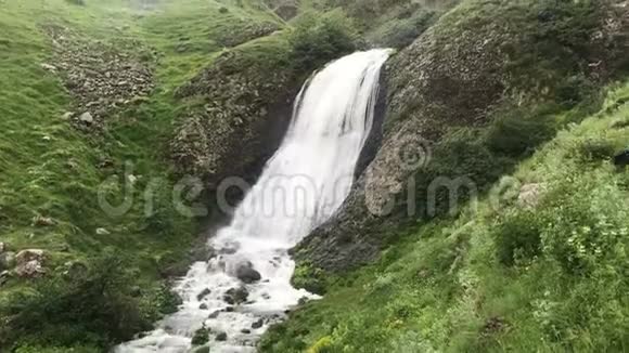 高加索格鲁吉亚山脉的瀑布视频的预览图