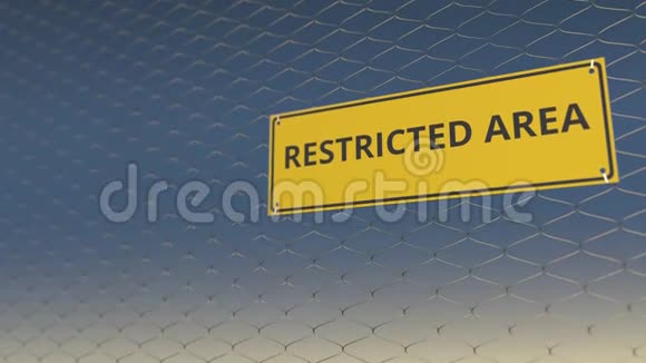 被限制的AREA文本在黄板上的网状铁丝网对蓝天3D动动画视频的预览图