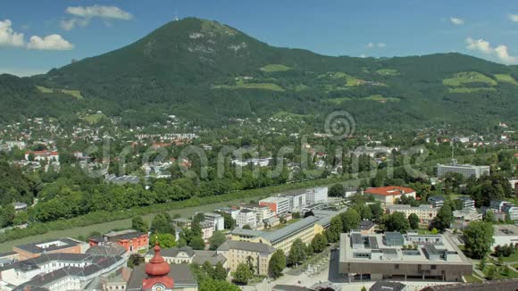 欧洲小城市的现代街区坐落在风景如画的山坡上森林茂密视频的预览图