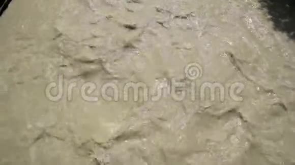 脏兮兮的山河湍急的黄水流视频的预览图