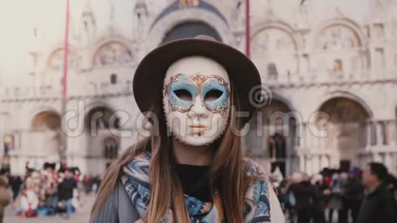 在威尼斯圣马可广场慢动作的传统狂欢节面具长发女子特写镜头视频的预览图