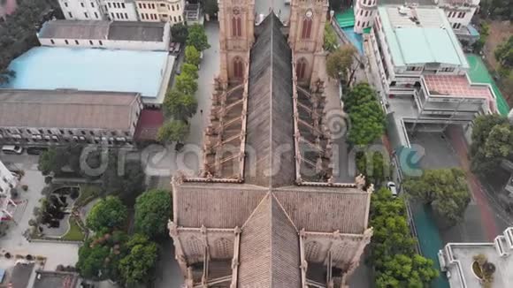 神圣的心脏大教堂在广州的天主教大教堂上空飞行中国视频的预览图