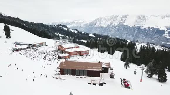 瑞士的流浪汉2019年1月03日滑雪胜地在雪山森林的冬天视频的预览图