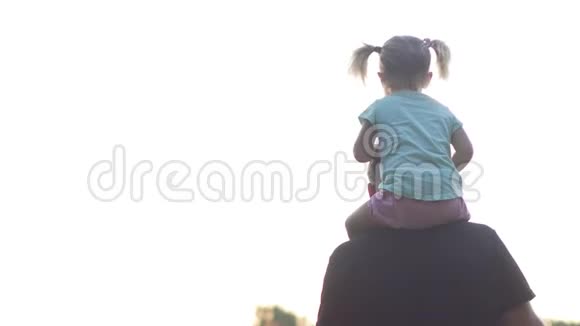 一个小女孩坐在父亲肩膀上视频的预览图
