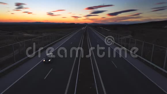 日落过高速公路汽车人们环游世界的概念视频的预览图