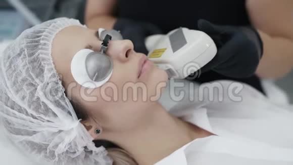 慢动作美容师用特殊器械制作洁面乳润肤的少女程序视频的预览图